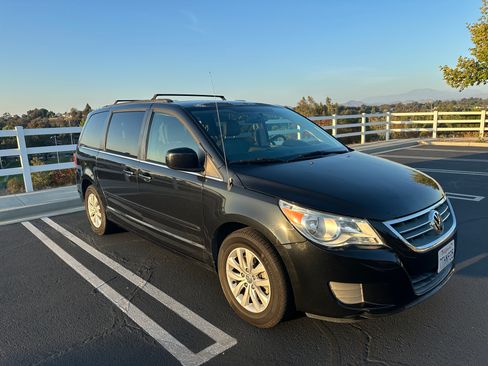 Used 2012 Volkswagen Routan SE image 1