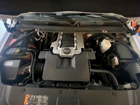 Used 2018 Cadillac Escalade ESV Premium Luxury image 7