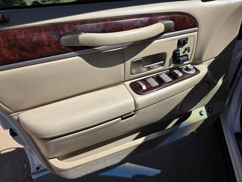 Used 2010 Lincoln Town Car Signature Limited RWD image 9