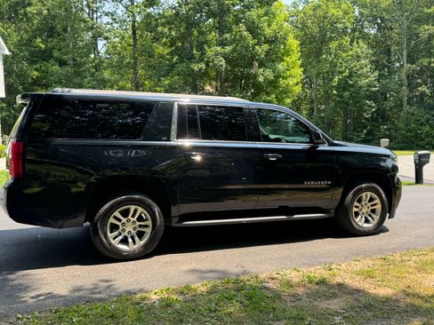 Used 2019 Chevrolet Suburban LT AWD/4WD image 2
