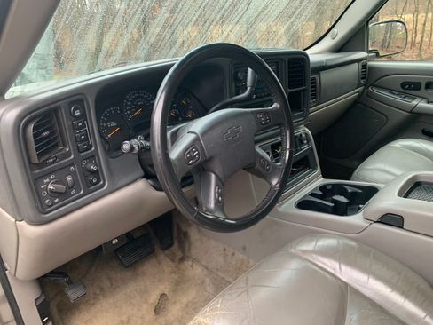 Used 2005 Chevrolet Suburban Z71 w/ Preferred Equipment Group image 9