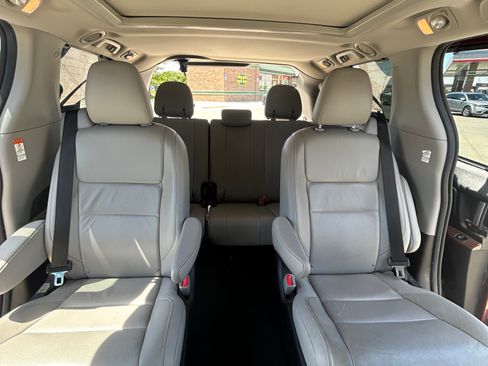Used 2016 Toyota Sienna Limited FWD image 10