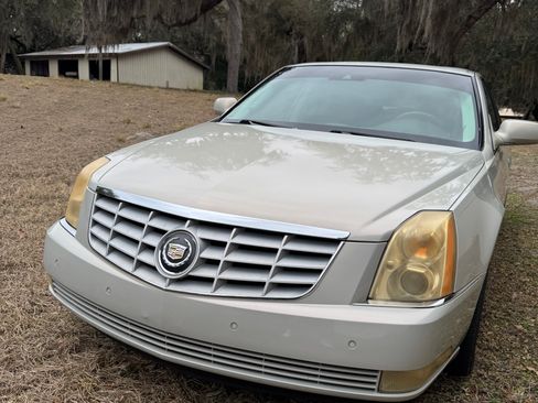 Used 2008 Cadillac DTS Performance w/ Platinum Edition image 2