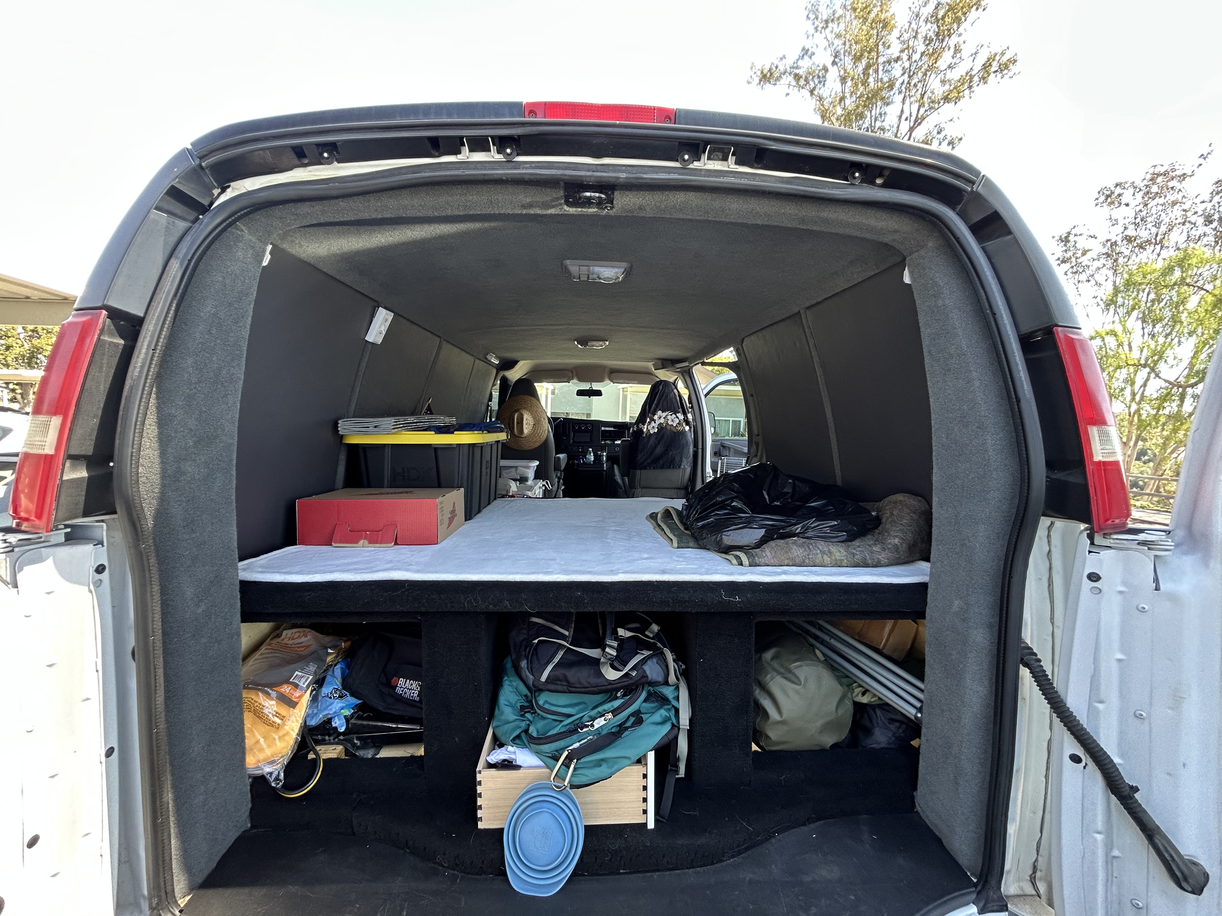 Used 2018 Chevrolet Express 2500 w/ Driver Convenience Package RWD image 9