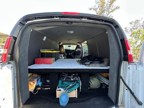 Used 2018 Chevrolet Express 2500 w/ Driver Convenience Package RWD image 9