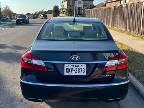 Used 2012 Hyundai Genesis 3.8 w/ Premium Pkg image 8
