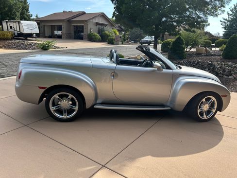 Used 2005 Chevrolet SSR w/ Preferred Equipment Group RWD image 11