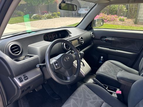 Used 2015 Scion xB FWD image 2