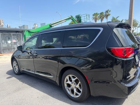 Used 2018 Chrysler Pacifica Limited w/ Advanced Safetytec Group FWD image 1