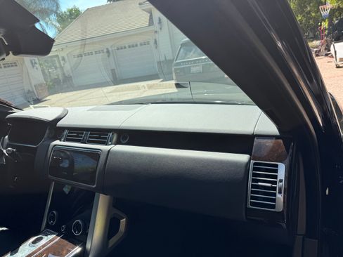 Used 2022 Land Rover Range Rover image 18