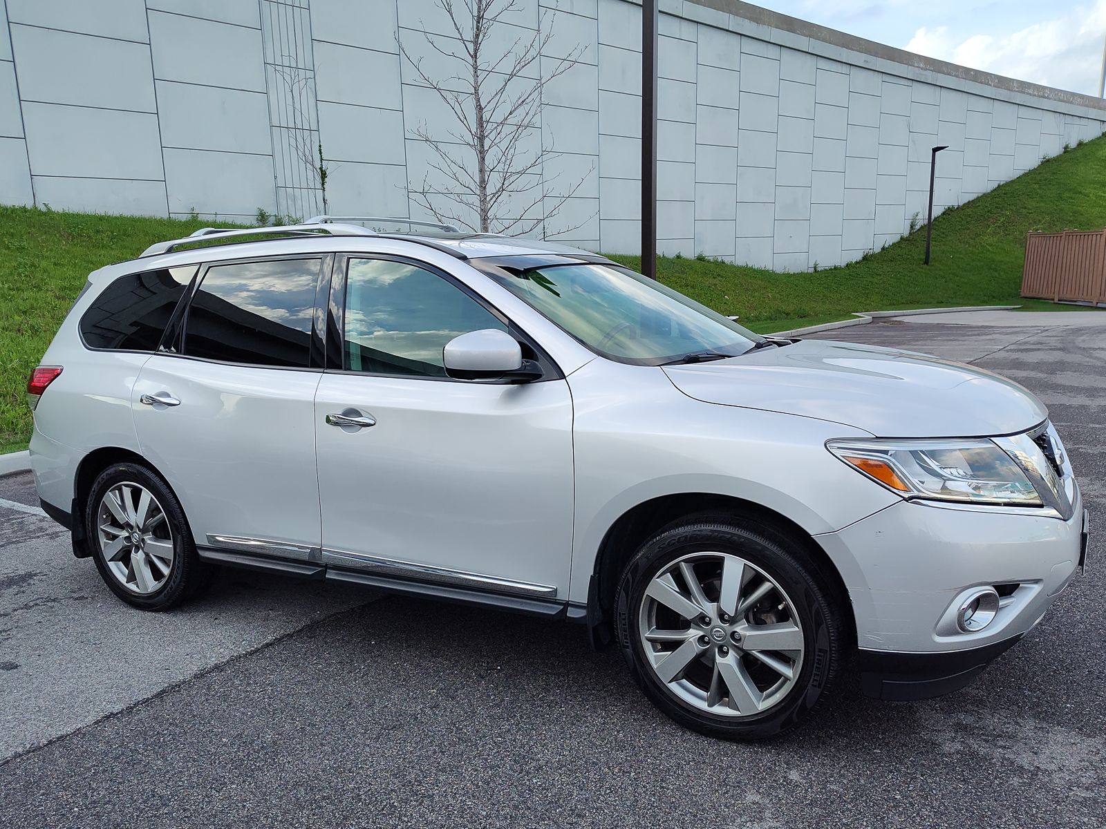 Used 2014 Nissan Pathfinder Platinum w/ Platinum Premium Package AWD/4WD image 5