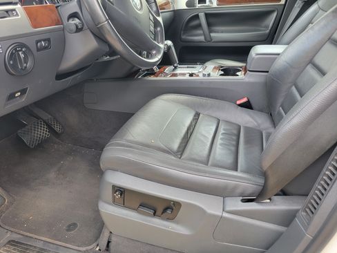 Used 2009 Volkswagen Touareg TDI image 11