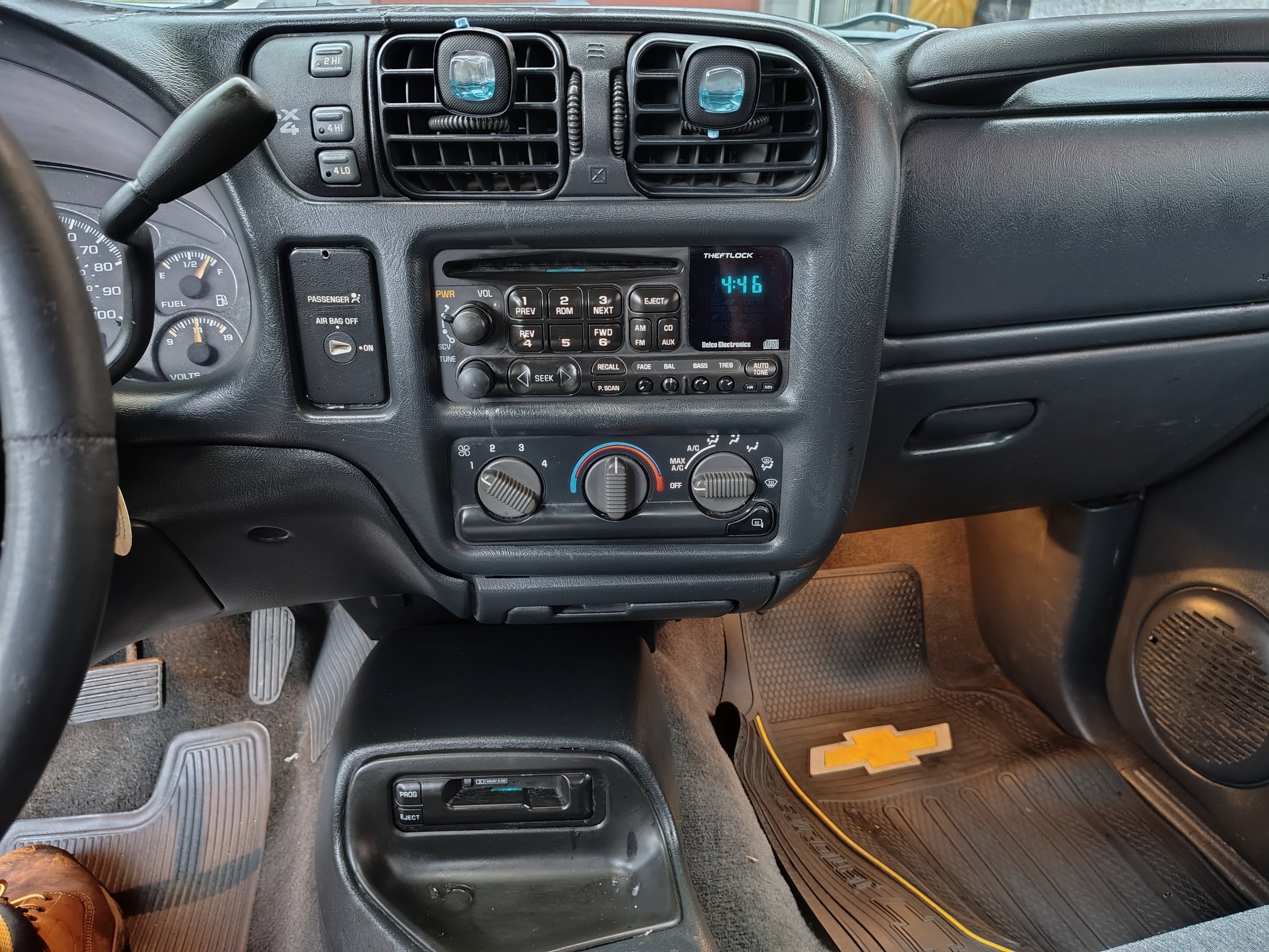 Used 2000 Chevrolet S10 Pickup 4x4 Extended Cab w/ Preferred Equipment Group image 14