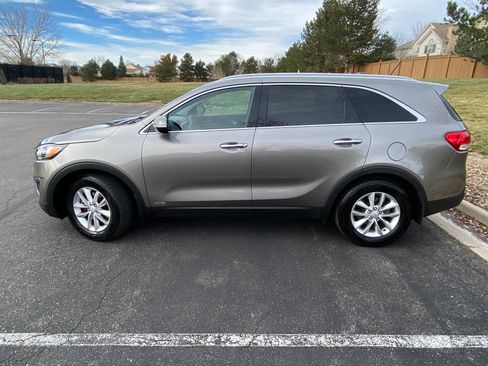 Used 2016 Kia Sorento LX image 2