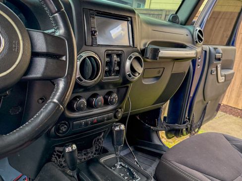 Used 2013 Jeep Wrangler Unlimited Sahara image 13