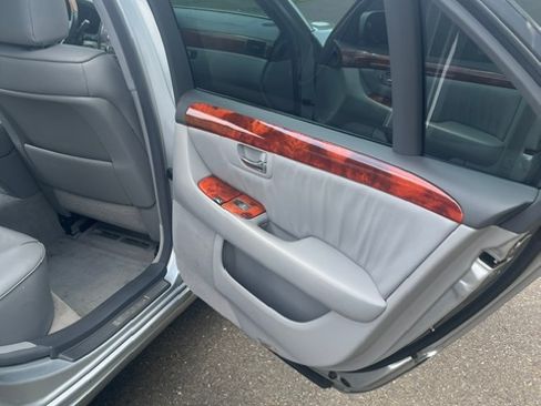 Used 2005 Lexus LS 430 w/ Premium Pkg RWD image 20