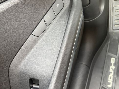 Used 2019 Audi e-tron Prestige w/ Prestige Package AWD/4WD image 17