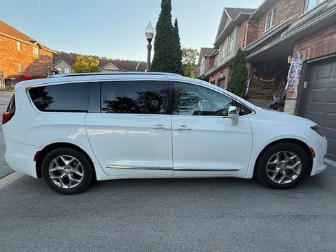 Used 2018 Chrysler Pacifica Limited image 9