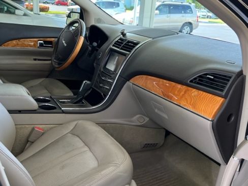 Used 2014 Lincoln MKX FWD w/ Walnut Swirl Wood Package image 10