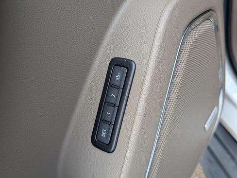 Used 2018 Chevrolet Suburban LT image 24