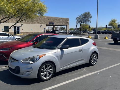 Used 2017 Hyundai Veloster image 1
