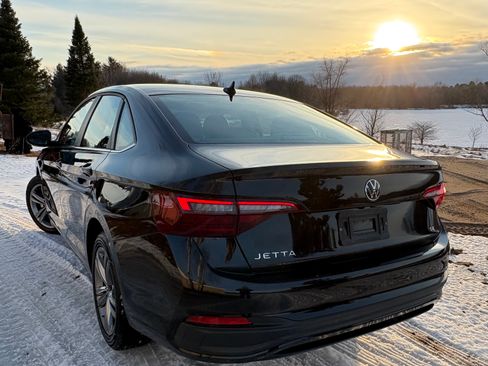 Used 2024 Volkswagen Jetta SE w/ Panoramic Sunroof Package image 4