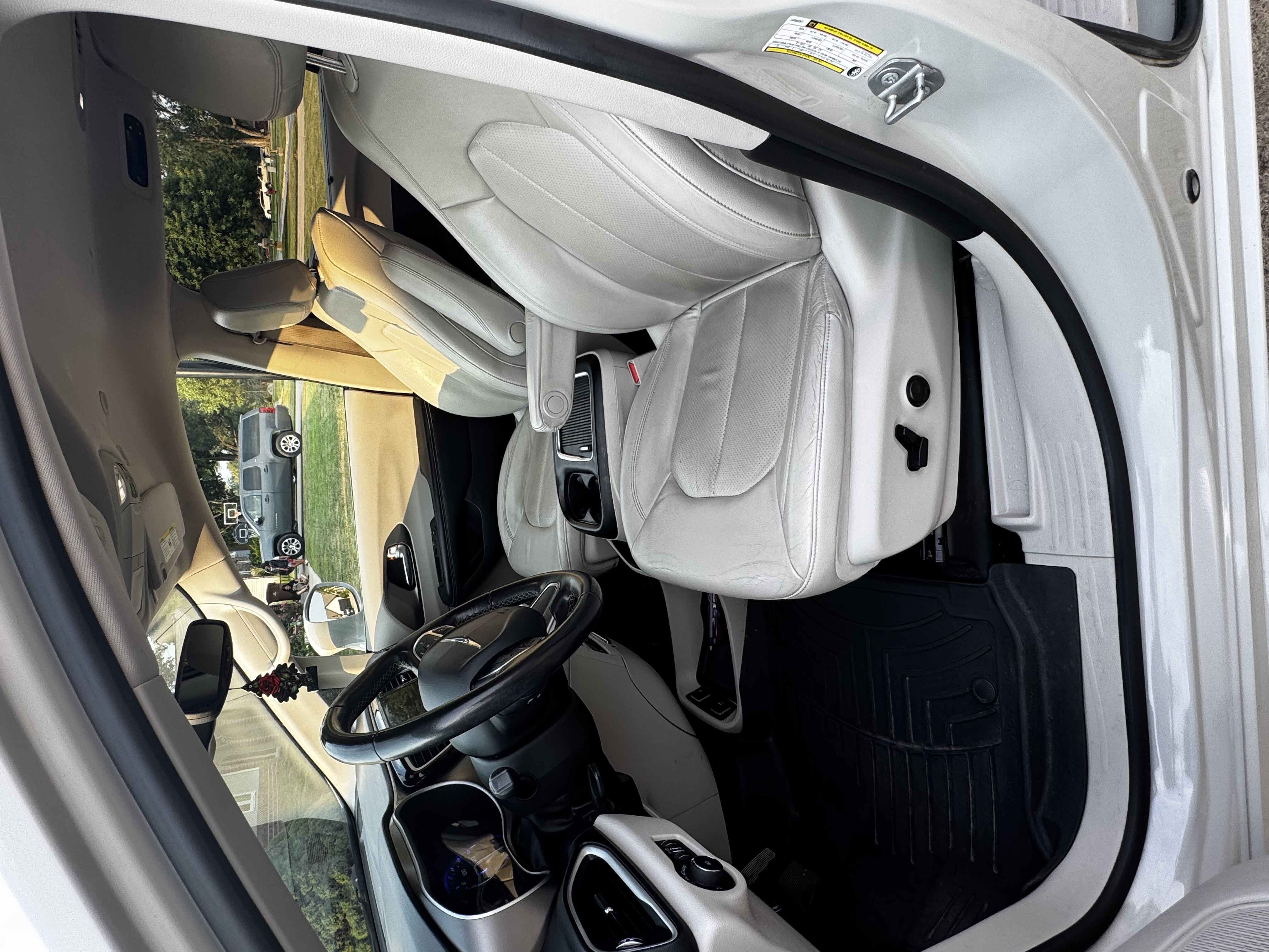 Used 2020 Chrysler Pacifica Touring-L Plus w/ Advanced Safetytec Group FWD image 8
