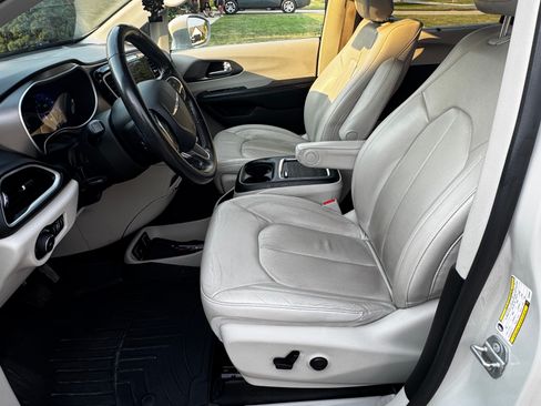Used 2020 Chrysler Pacifica Touring-L Plus w/ Advanced Safetytec Group FWD image 8