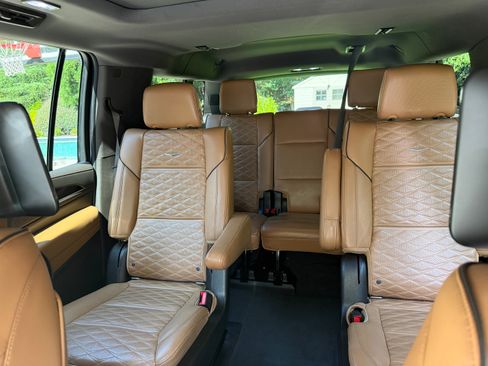 Used 2021 Cadillac Escalade ESV Premium Luxury w/ LPO, Illumination Package AWD/4WD image 9