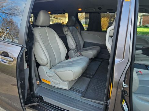 Used 2012 Toyota Sienna XLE image 10