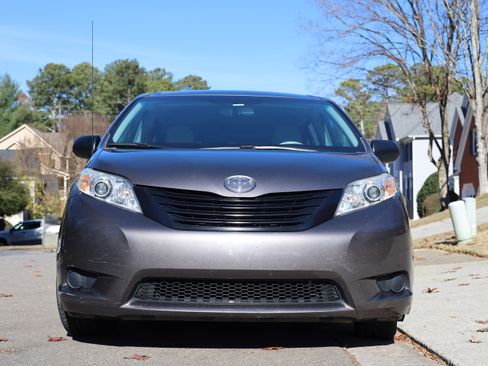 Used 2011 Toyota Sienna CE image 2