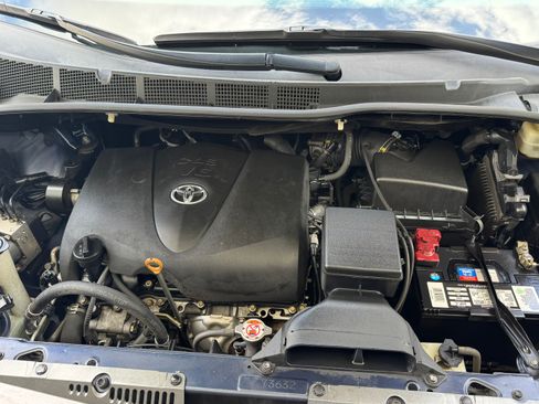 Used 2018 Toyota Sienna XLE Premium w/ Carpet Mat Package FWD image 13