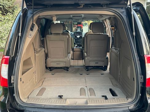 Used 2014 Chrysler Town & Country Touring FWD image 20