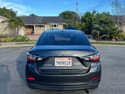 Used 2019 Toyota Yaris L image 2