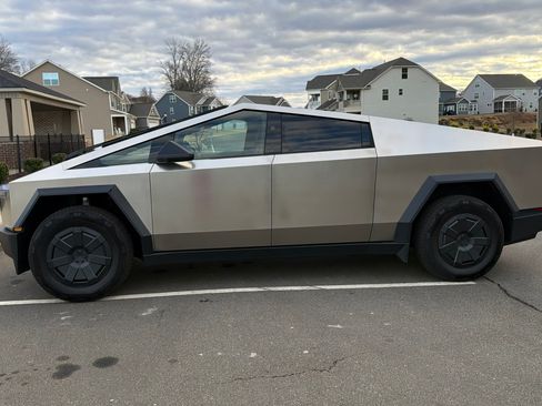 Used 2025 Tesla Cybertruck AWD Crew Cab image 4