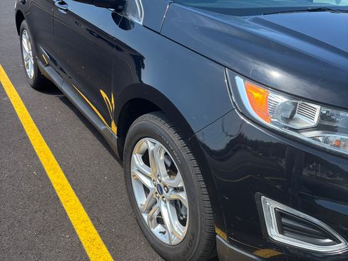 Used 2018 Ford Edge Titanium w/ Technology Package FWD image 4