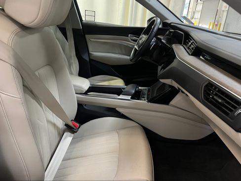 Used 2022 Audi e-tron Premium image 10