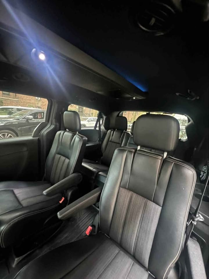 Used 2014 Chrysler Town & Country S FWD image 19