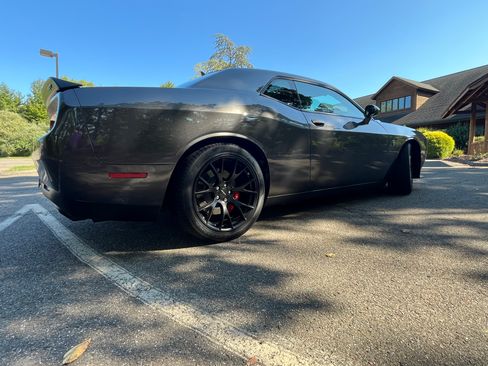 Used 2016 Dodge Challenger SRT Hellcat RWD image 8