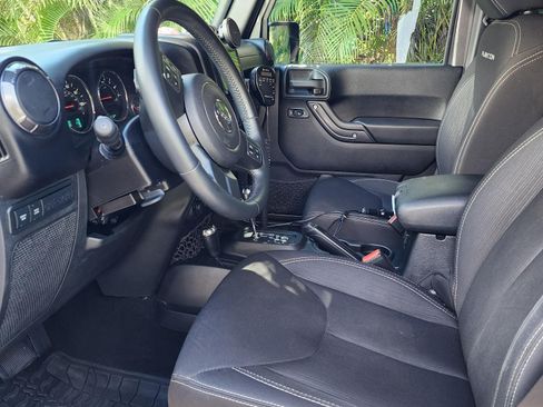 Used 2014 Jeep Wrangler Unlimited Rubicon w/ Connectivity Group image 5