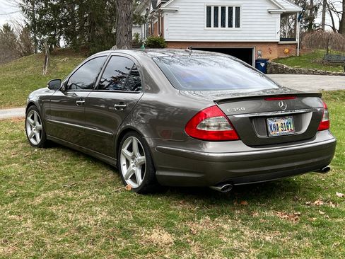 Used 2009 Mercedes-Benz E 350 E 350 Sedan 4D image 2