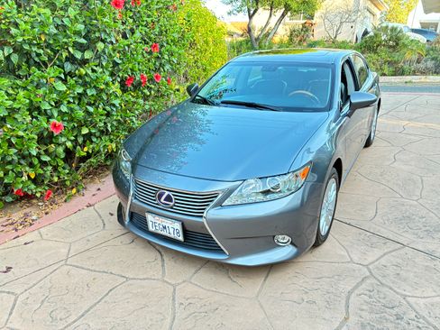 Used 2014 Lexus ES 300h w/ Luxury Package w/Bamboo Trim FWD image 1