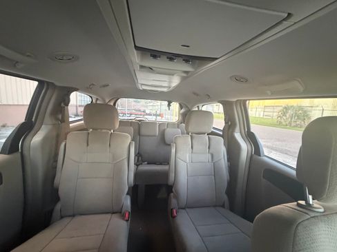 Used 2014 Chrysler Town & Country Touring FWD image 9