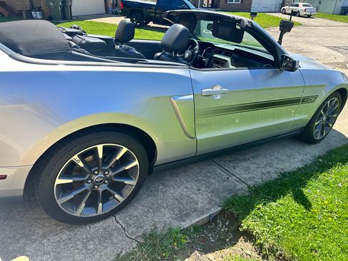 Used 2012 Ford Mustang GT Premium image 24