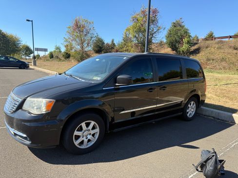 Used 2011 Chrysler Town & Country Touring image 1