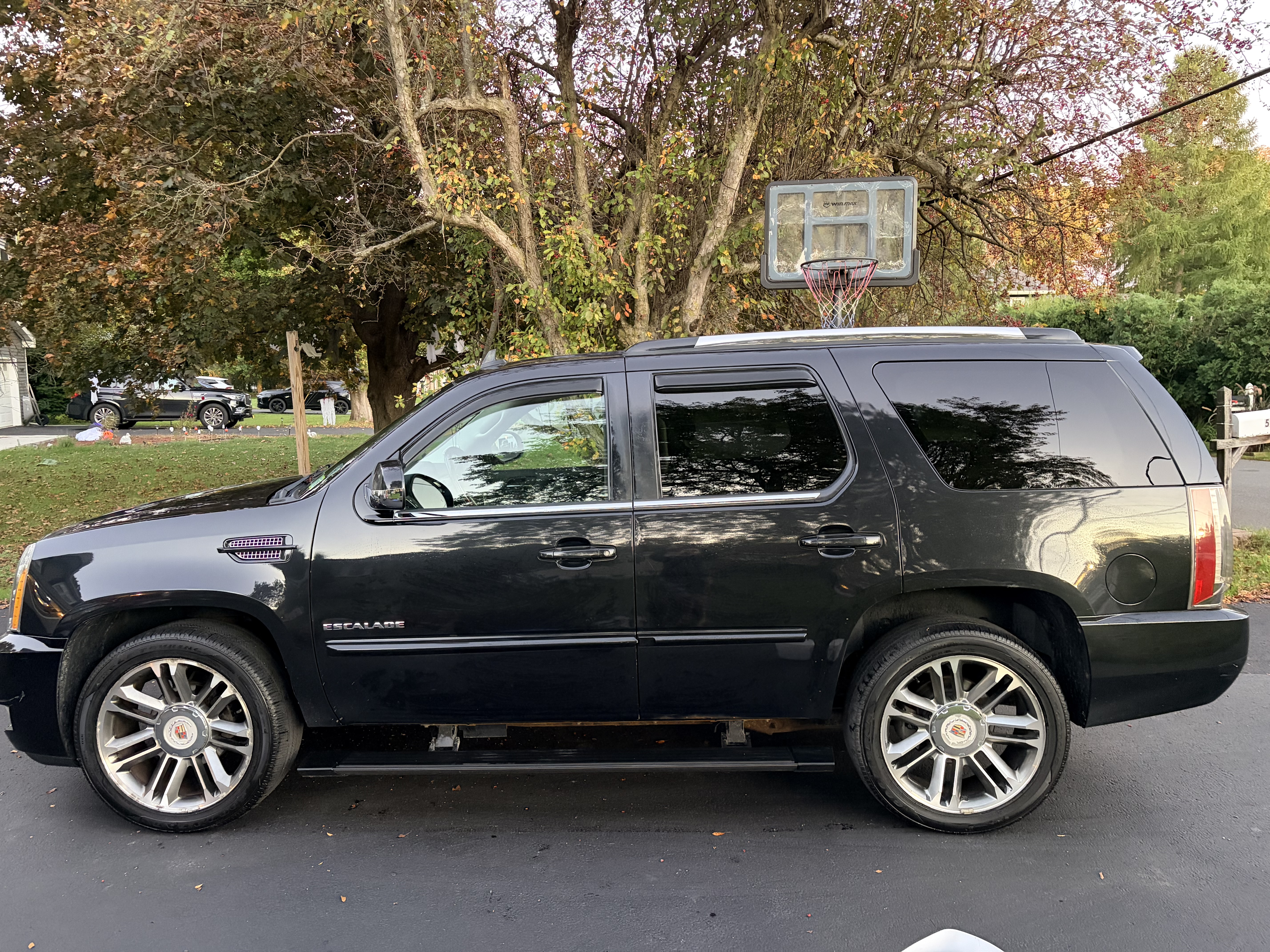Used 2013 Cadillac Escalade Premium AWD/4WD image 2