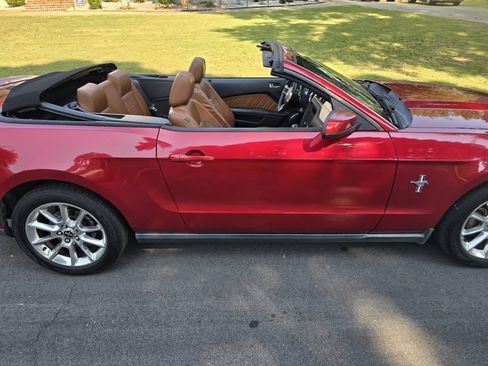 Used 2010 Ford Mustang Convertible image 9