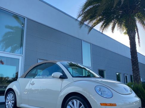 Used 2010 Volkswagen Beetle Convertible FWD image 1