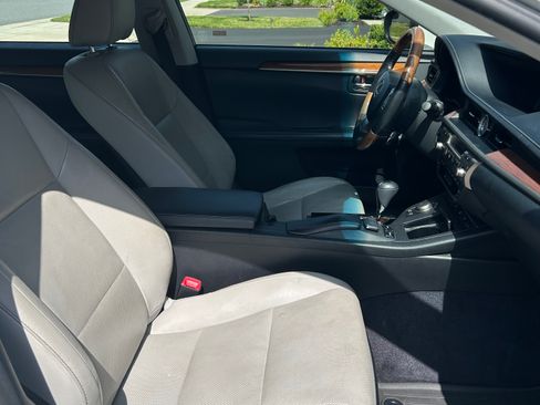 Used 2015 Lexus ES 300h w/ Navigation System Package FWD image 15