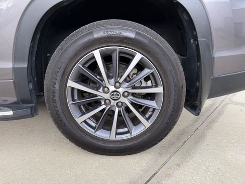 Used 2018 Toyota Highlander XLE image 11